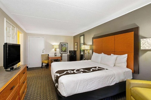 La Quinta Inn & Suites by Wyndham Denver  Golden image 14