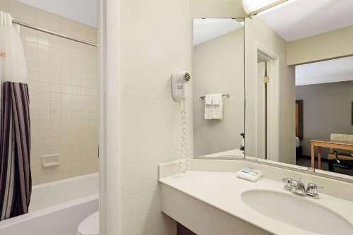 La Quinta Inn & Suites by Wyndham Denver  Golden image 15