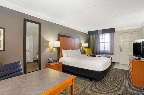 La Quinta Inn & Suites by Wyndham Denver  Golden image 16