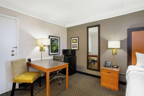 La Quinta Inn & Suites by Wyndham Denver  Golden image 23