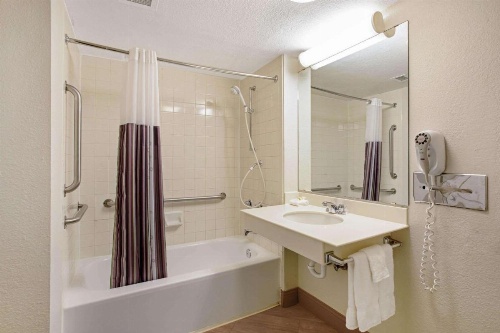 La Quinta Inn & Suites by Wyndham Denver  Golden image 24
