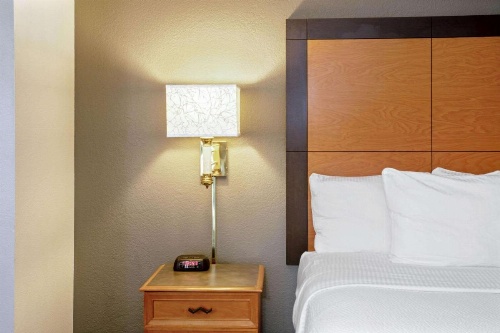 La Quinta Inn & Suites by Wyndham Denver  Golden image 25