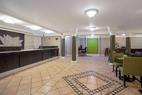 La Quinta Inn & Suites by Wyndham Denver  Golden image 28