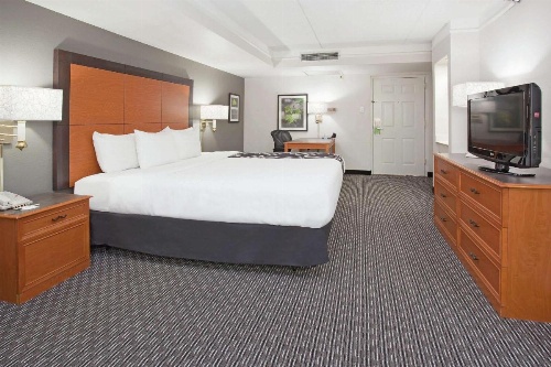 La Quinta Inn & Suites by Wyndham Denver  Golden image 32